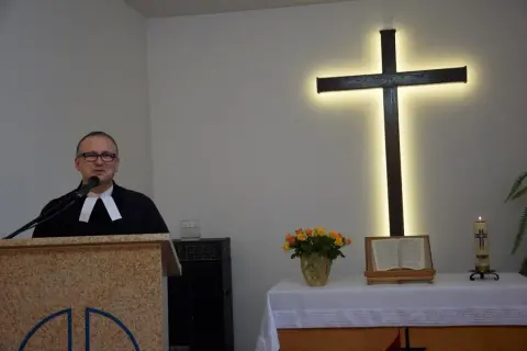Czy agnostyk chodzi do kościoła? Odkryj motywacje i dylematy