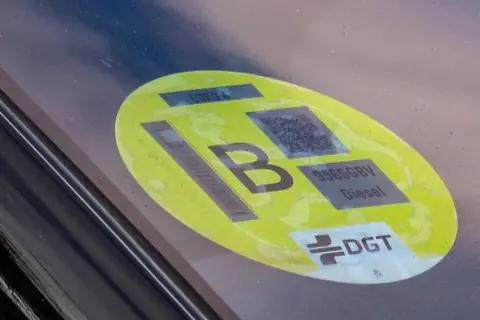 Etiqueta b de la DGT en un parabrisas, indicando EURO 4 y motor diésel.
