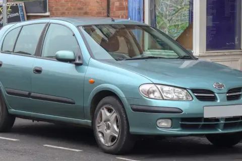 Nissan Almera: Pojemność baku (50/60L) i rezerwa wszystko, co musisz wiedzieć!