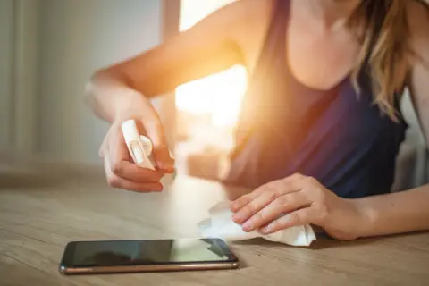 Przywróć dźwięk! Jak bezpiecznie czyścić głośnik w telefonie?