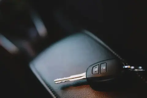 Kluczyk samochodowy na ciemnym tle. Zastanawiasz się, ile kosztuje dorobienie klucza?