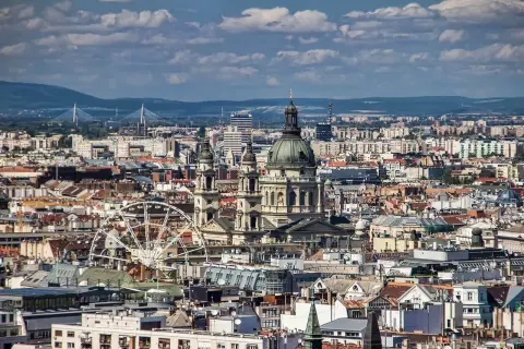 Widok panoramy Budapesztu z bazyliką św. Stefana i diabelskim młynem.