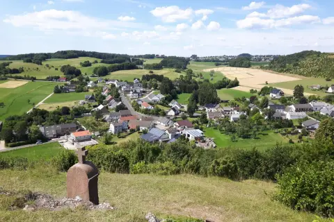 Ein malerisches Dorf mit roten Dächern und grünen Hügeln, das an die Toskana erinnert – die Toskana der Eifel.