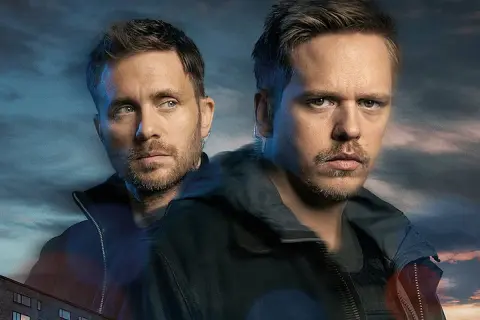 Två män med allvarliga miner, kanske från senaste Beck-filmen, står framför en dramatisk himmel.