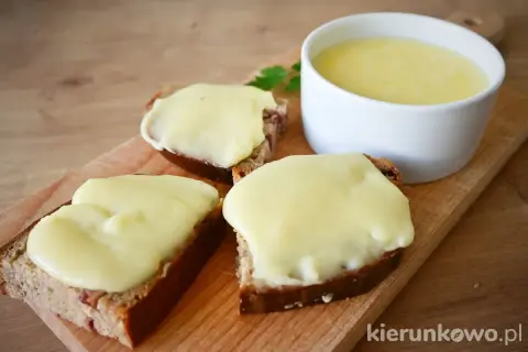 Smażony ser z twarogu na chlebie, idealny na szybkie śniadanie. Prosty przepis na pyszne danie.
