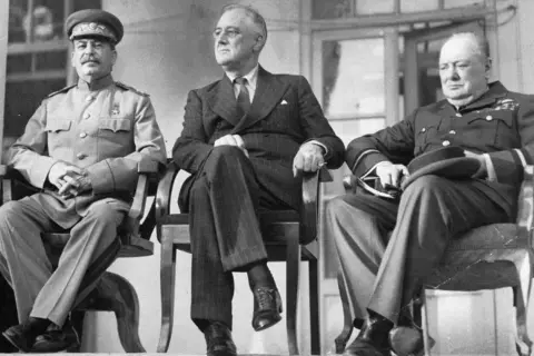 Stalin, Roosevelt y Churchill sentados durante la conferencia de Teherán, un momento clave de la Segunda Guerra Mundial.