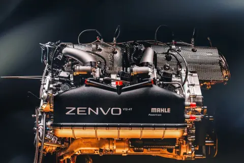 Potężny silnik Zenvo V12-4T, serce supersamochodu, gotowe do wyzwolenia mocy.
