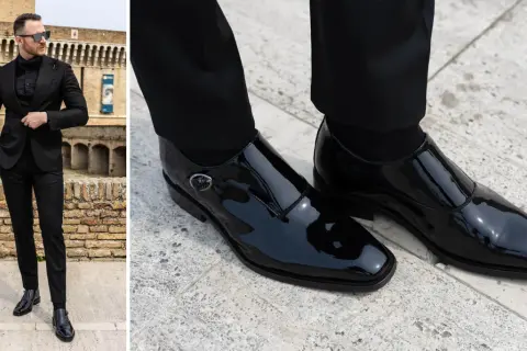 Uomo elegante in abito nero con camicia e papillon, indossa lucidi mocassini con fibbia.