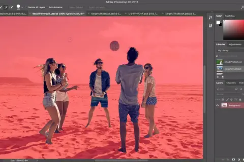 Un groupe d'amis joue au volleyball sur une plage, le ciel est d'un rose vif. L'outil sélection rapide de Photoshop est utilisé pour isoler le sujet.