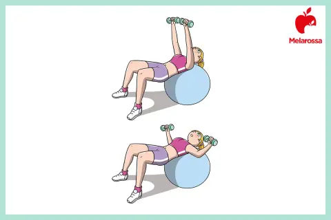 Esercizio per il petto con manubri su fitball, un esempio di circuit training per tonificare.