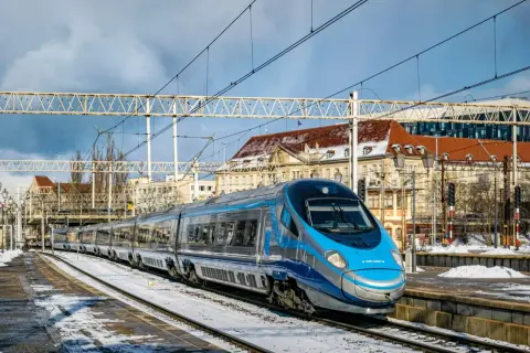 Nowoczesny pociąg Pendolino PKP Intercity na ośnieżonym peronie. Skorzystaj z promocji PKP Intercity i podróżuj szybko i wygodnie!