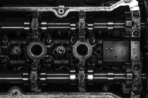 Detaljerad vy av en cylinder motor med kamaxlar och ventiler.