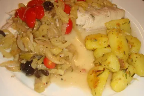 Fisch mit Fenchel und Tomaten aus dem Ofen, dazu Rosmarinkartoffeln.