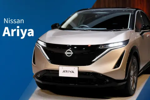 El elegante Nissan Ariya, un SUV eléctrico con un diseño futurista, se presenta en un tono champagne metálico.
