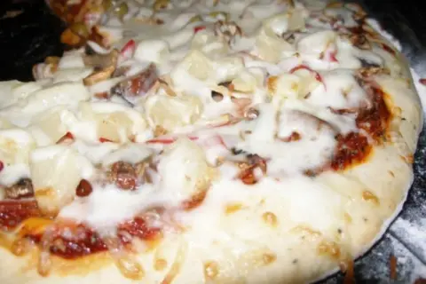 Jak zrobić ciasto na pizzę jak z Pizza Hut? Chrupiący spód!