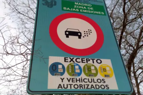 Señal de Madrid Zona de Bajas Emisiones. Indica hasta cuando pueden circular los coches sin pegatina, excepto los autorizados con distintivo DGT.