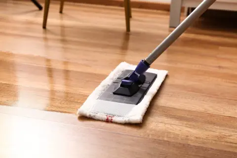 Un suelo de madera reluciente se limpia con una mopa. ¿Cada cuánto hay que fregar el suelo para mantenerlo así de impecable?