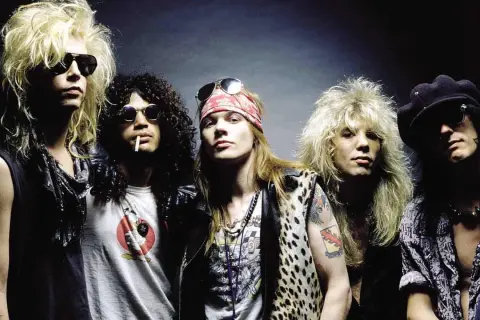 Fünf Musiker der legendären rock gruppen Guns N' Roses posieren lässig.