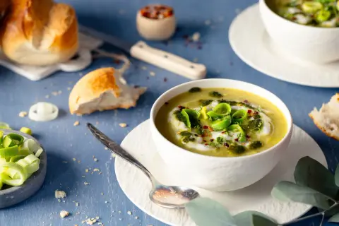 Cremige Lauchsuppe mit Kräuteröl und frischem Brot. Ein köstliches Lauchsuppe Rezept für kalte Tage.