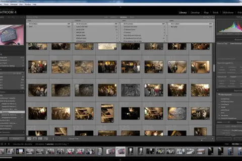 Katalogowanie zdjęć w Lightroom. Widok siatki z miniaturami, panele metadanych i słów kluczowych.