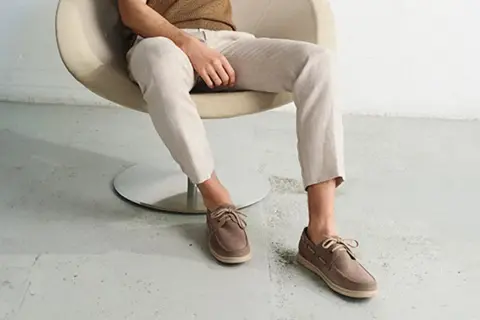 Idealne buty do beżowych spodni? Brązowe mokasyny nadają stylizacji lekkości i elegancji.