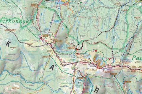 Mapa turystyczna Gór Izerskich z zaznaczonymi szlakami, schroniskami i wzniesieniami.