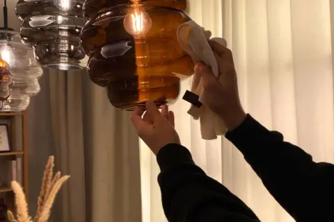Delikatnie wyczyść szklany abażur z lampy, używając miękkiej ściereczki. Poznaj proste sposoby, jak wyczyścić abażur z lampy, by znów lśnił.