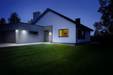 Lampy imitujące światło słoneczne – które wybrać do domu?