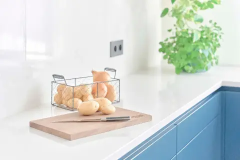 Encimeras blancas y lisas, perfectas para preparar patatas y cebollas. Diversos tipos de encimeras para tu cocina.