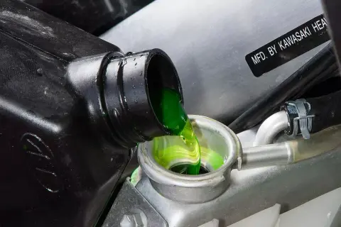 Jaki płyn do chłodnicy motocykla wybrać, aby uniknąć przegrzania?