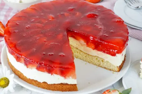 Ein saftiger Erdbeerkuchen mit Sahne und rotem Tortenguss, perfekt für jedes Erdbeerkuchen Rezept.