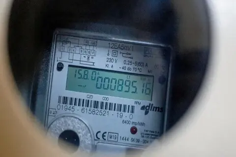 Cyfrowy licznik energii elektrycznej z wyświetlaczem pokazującym 895,16 kWh. Widoczne oznaczenia RS-485 i kody obis.