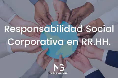 Manos de diversas personas sostienen un globo terráqueo de papel, simbolizando una empresa socialmente responsable comprometida con el mundo.
