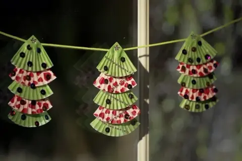 Choinka DIY z dziećmi: Proste pomysły na wspólne święta