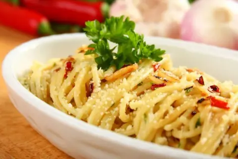 Spaghetti aglio e olio: przepis na mistrzowski smak bez błędów