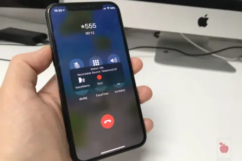 Dłoń trzyma iPhone'a z ekranem rozmowy. Widoczna opcja nagrywanie rozmów z przyciskiem "Start".