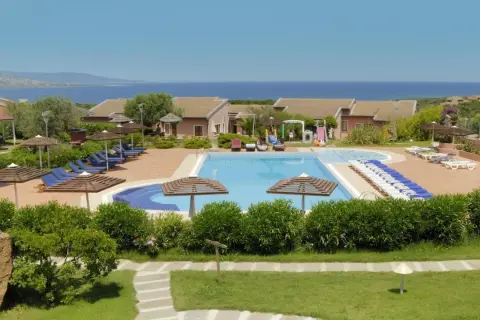 Villaggio con piscina e lettini, vista mare. Una **cala rosa** al **mattinata** ideale per rilassarsi.