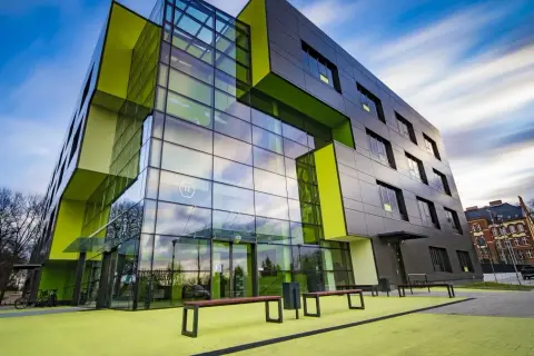 Fasada budynku co to? Poznaj jej znaczenie i funkcje w architekturze