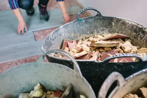 Gdzie wyrzucić kafelki? Legalnie i bez kar poradnik Marka Jasińskiego