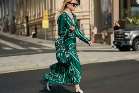 Eleganckie sukienki maskujące brzuch na wesele, w tym zielona, wzorzysta kreacja z falbanami, idealna na letnie przyjęcie.