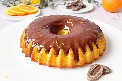 Un délicieux gâteau arabe orange, nappé de chocolat fondant et parsemé de zestes d'orange. Un délice pour les yeux et les papilles !
