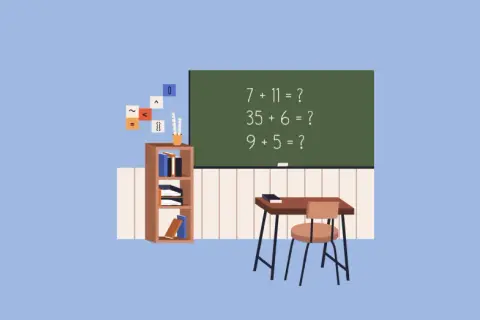 Ilustracja klasy z tablicą, na której zapisano działania matematyczne, biurkiem i regałem z książkami.