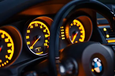 Co oznaczają żółte kontrolki w BMW E60? Znaczenie i opis symboli