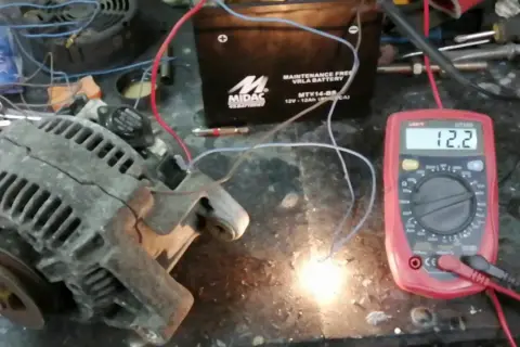 Ile volt ładuje alternator? Sprawdź, czy twój działa poprawnie i uniknij awarii!