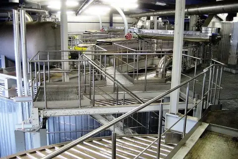 Jak skutecznie czyścić balustrady ze stali nierdzewnej bez zarysowań