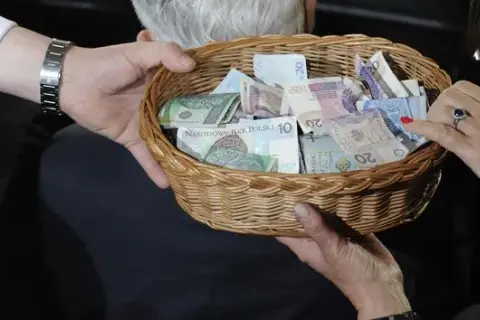 Z czego utrzymuje się kościół? Odkryj źródła finansowania i zmiany