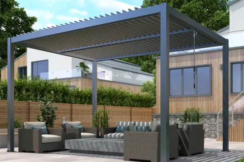 Nowoczesna pergola z regulowanym dachem nad tarasem z meblami ogrodowymi.