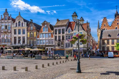 Urokliwy rynek z zabytkową architekturą, idealny na tanie wycieczki 3 dniowe.