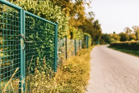 Czy można ogrodzić działkę rolną? Sprawdź przepisy i wymagania
