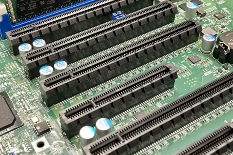 Złącza PCI Express 4.0 na płycie głównej, gotowe na szybkie karty graficzne i dyski SSD.